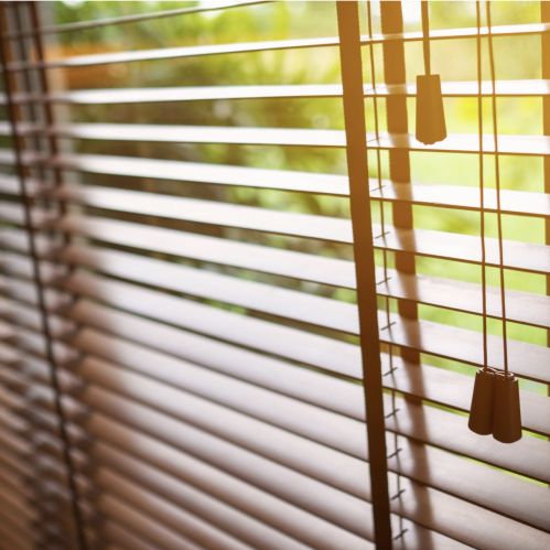 Store vénitien en bois lames 35mm avec galon