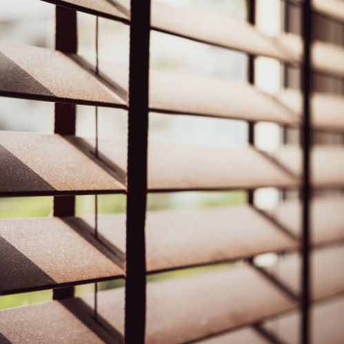 Store vénitien en bois lames 35mm avec galon