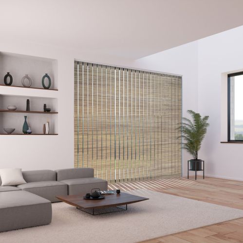 Ambiance avec lamelles verticales 89mm tamisantes paille naturelle sans chainette pour store californien